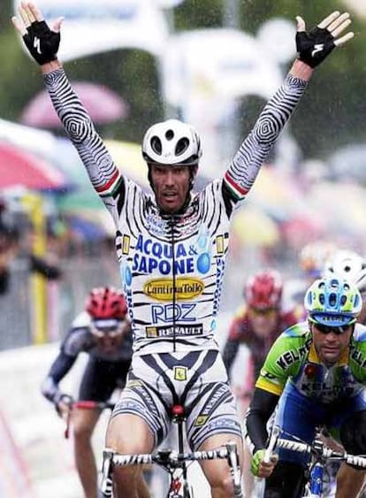 Cipollini se impone a Gálvez en una etapa del Giro de 2002.