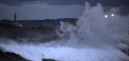 Una ola rompe en la península de la Magdalena de Santander.