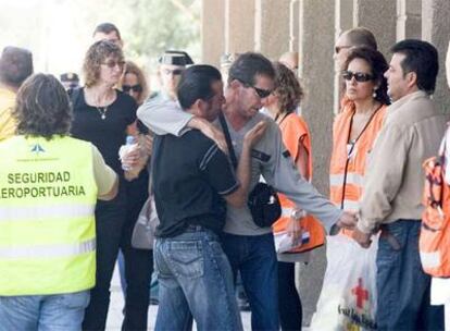 Antonio Hernández, en el centro, recibe los restos mortales de sus hijas y su nieto en Gran Canaria.