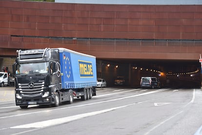 Un camión en el puesto fronterizo de Somport (Huesca) entre España y Francia.