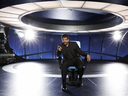 Neil deGrasse Tyson, en la nave con que viaja por el universo en 'Cosmos'