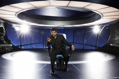 Neil deGrasse Tyson, en la nave con que viaja por el universo en 'Cosmos'