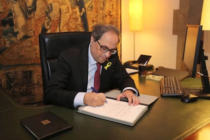 Quim Torra firma el nuevo decreto de nombramiento.