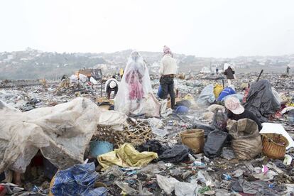 Unos trabajadores ven llegar un nuevo camión de basura a Ralalitra. El lugar está gestionado por una empresa privada llamada SAMVA, que amenaza a los periodistas y a los fotógrafos que intentan documentar la vida en el vertedero de basura, y teme que la atención de los medios pueda provocar su cierre.