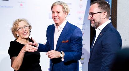 Manuela Carmena, Michael Smith y James Costos, el embajador.