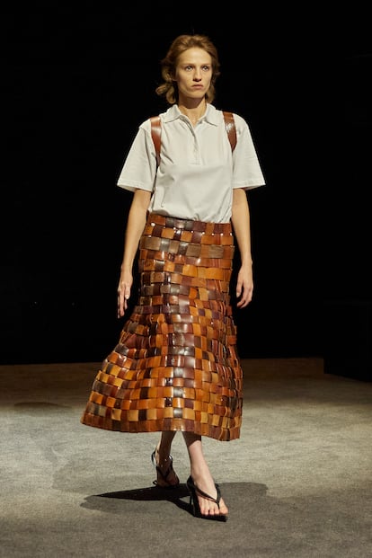 Ellen Hodakova ha revolucionado la moda con sus diseños, creaciones que rayan en el surrealismo: trajes de paños de cocina, faldas que son cinturones superpuestos, vestidos sacados de pantalones, pantalones sacados de botas, botas sacadas de tubos de plástico y faldas tejidas con restos de neumáticos.