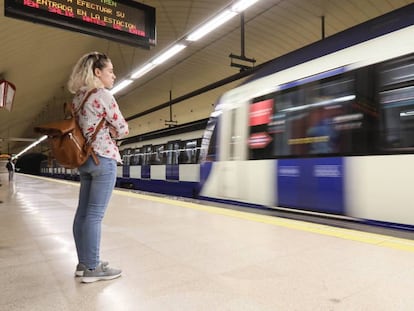 Una viajera espera a que llegue el metro.