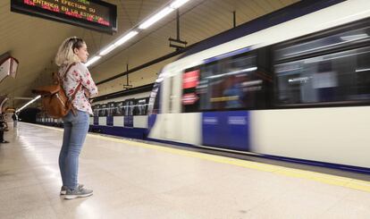 Una viajera espera a que llegue el metro.