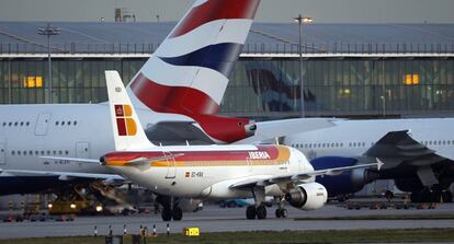 Un avión de Iberia en el aeropuerto de Heathrow.