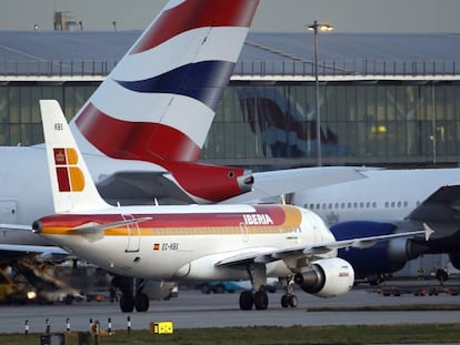 Un avión de Iberia en el aeropuerto de Heathrow.