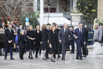 La familia real, a excepción de las hijas de los Reyes, despidió a Constantino II de Grecia, hermano de la reina Sofía, en un funeral celebrado en Atenas, al que asistieron cerca de dos centenares de miembros de la realeza europea. El protocolo obligó a los miembros de la familia real a sentarse separados, pero la de ayer era la primera ocasión en la que aparecían todos en público desde el funeral de doña Pilar de Borbón en 2020. Felipe VI y Juan Carlos I, que vive en Abu Dabi, volvieron a coincidir en público, hecho que no ocurría desde el funeral por la reina Isabel de Inglaterra, el pasado septiembre, donde sí se estuvieron en asientos contiguos