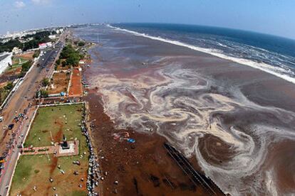 Vista aérea de una playa de la ciudad india de Madrás después de haber sido arrasada por un <i>tsunami.</i>