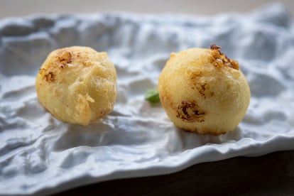 Los buñuelos de bacalao de bienvenida del restaurante Fontané, que también recibe a los clientes con pan con tomate.