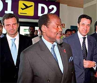 El presidente de Mozambique, ayer, entre Juan Costa, a la izquierda, y Eduardo Zaplana.
