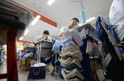 Estudiantes chinos de secundaria se preparan para el examen anual "Gaokao" o de entrada a la universidad, en Handan (China).