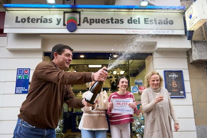 Los responsables de la administración 17 'La herradura' de Vitoria celebrán la venta de treinta decimos del tercer premio.
