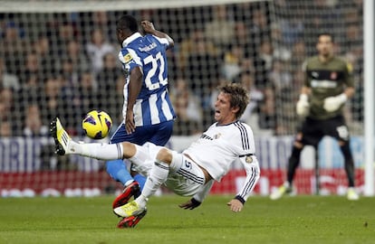 Wakaso comete falta sobre Coentrao.