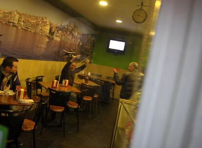 Un aficionado portugués celebra uno de los tantos del Suecia-Portugal en una cafetería de Oporto.