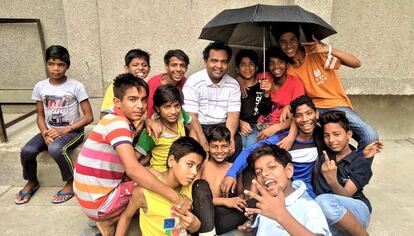 Bajo el paraguas. Niños de la calle en Delhi acogidos bajo el proyecto ‘Don Bosco Ashalayam’