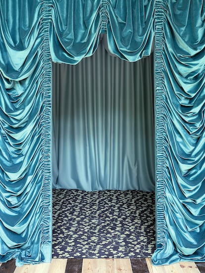 Cortinas drapeadas con las que el estudio Bear ha aislado acústicamente uno de los espacios del el MUSIKTOPA.