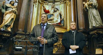 José Luis Bilbao, en primer plano, junto al obispo Iceta, ayer en la iglesia de San Nicolás.