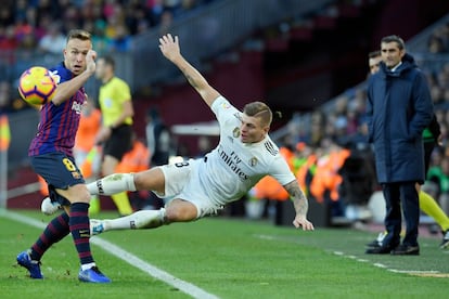 Arthur (izquierda) y Toni Kroos, en una jugada durante el partido.