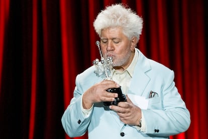 Almodóvar besa el galardón, este jueves.