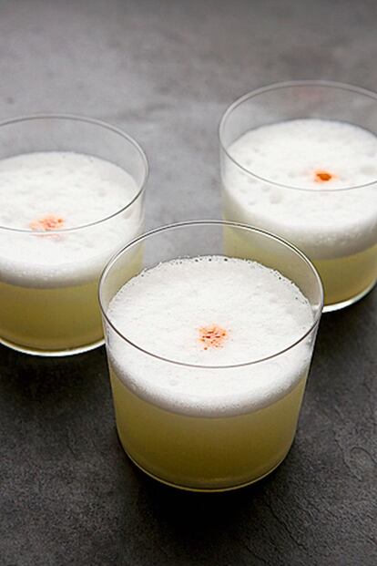 Receta de Gastón Acurio <p><i>Para 1 persona: </i></p><p>15 cubitos de hielo, 6 cucharadas de pisco de uva quebranta, 2 cucharadas de zumo de limón, 2 cucharadas de sirope de azúcar, 1 cucharada de clara de huevo, 2 gotas de angostura para terminar. Ponga los cubitos en una batidora o una coctelera y añada los ingredientes líquidos. Bátalos tres segundos o agítelos ocho segundos. Cuélelo sobre una copa de cóctel sin pie fría. Para terminar, deje caer las gotas de angostura en el centro de la bebida.</p><p><i> Preparación: cinco minutos.</i></p>