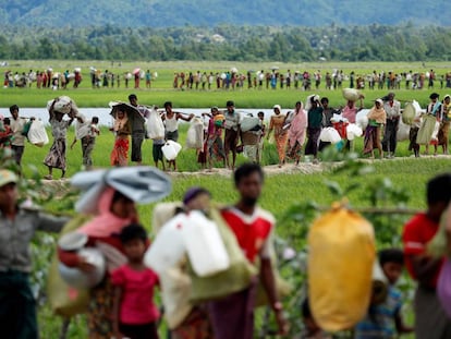 Refugiados rohingyas cruzan la frontera entre Myanmar y Bangladés el pasado octubre.