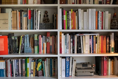 Detalle de la librería en la casa de la escritora Alia Trabucco, en Santiago de Chile. 