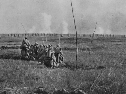Soldados franceses, na ofensiva comandada pelo general Georges Nivelle durante a primavera de 1917 no hemisfério norte, na frente ocidental.