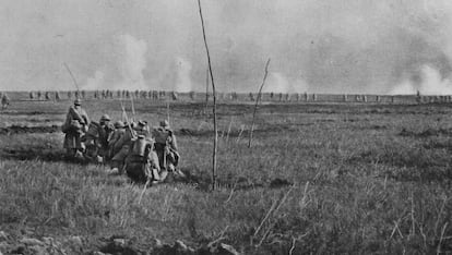 Soldados franceses, na ofensiva comandada pelo general Georges Nivelle durante a primavera de 1917 no hemisfério norte, na frente ocidental.