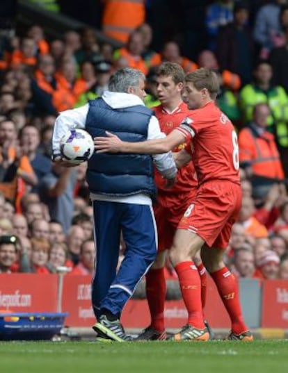 Mourinho esconde el balón ante Flanagan y Gerrard.