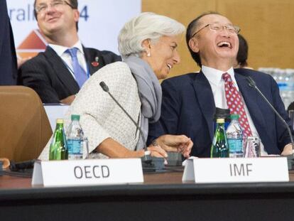El presidente del Banco Mundial Jim Yong Kim (a la derecha) y la directora gerente del Fondo Monetario Internacional (FMI), Christine Lagarde