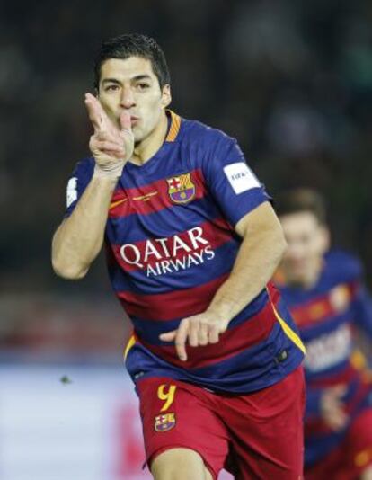 Luis Suárez celebra uno de sus goles en la final frente a River.