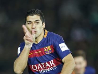 Luis Suárez celebra uno de sus goles en la final frente a River.