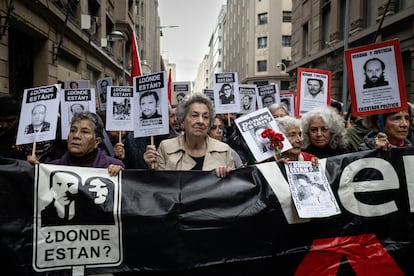 La psiquiatra y política Fanny Pollarolo y familiares de detenidos y desaparecidos durante la dictadura encabezan una fracción de la marcha. 