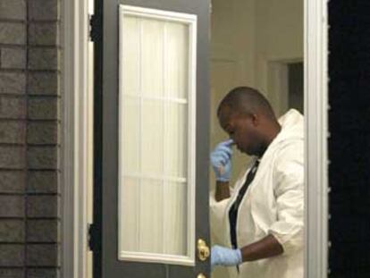 Un policía forense, a la entrada de una de las viviendas registradas en Toronto.