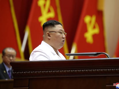 El líder supremo de Corea del Norte, Kim Jong-un, habla en una conferencia de jefes de célula del Partido de los Trabajadores.