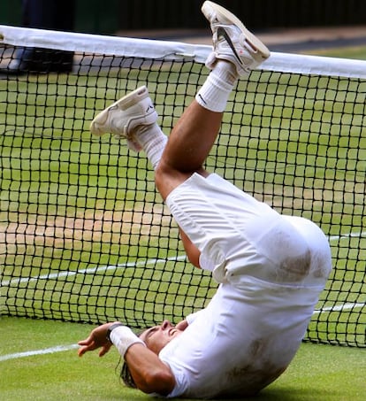 Rafael Nadal celebra su victoria en la final del torneo de tenis de Wimbledon, tras derrotar al checo Tomas Berdych por 6-3, 7-5 y 6-4.