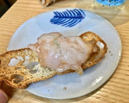 Carpaccio de cigalas sobre tostada de pan, un plato presentado en El Bulli en el verano de 1995.