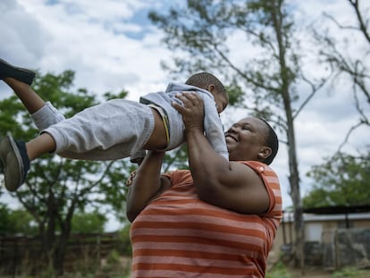 Dora, una avicultora que vive con VIH de la aldea de Serowe, en Botsuana, tuvo a un hijo sano gracias al tratamiento prenatal que realizó durante el embarazo. La OMS ha certificado a Botsuana por su enorme paso hacia la eliminación de la transmisión materno infantil del VIH.