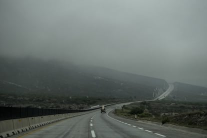 La ruta que recorre el trayecto entre los Estados de Coahuila y Chihuahua, cubierta con neblina.