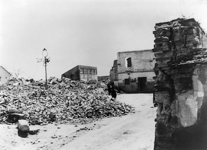 La Plaza Corona Boreal reunía a los vecinos de Aravaca. Toros, fiestas, fútbol y charlas alrededor de la farola. 1939.