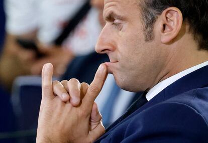 El presidente de Francia, Emmanuel Macron, escucha los discursos durante la Conferencia sobre el Futuro de Europa y la publicación de su informe con propuestas de reforma, en Estrasburgo, Francia, este lunes.