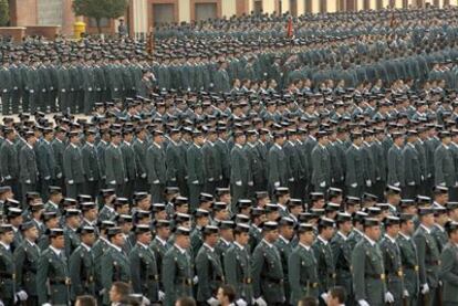 Cientos de guardias en formación el día de su licenciatura en la academia de Baeza, en mayo de 2007.