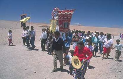 Una procesión en el poblado aymara de Toconao