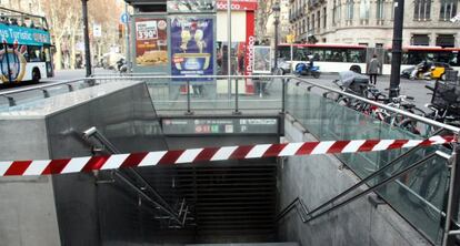 Acceso cerrado a la estaci&oacute;n de Rodalies en Pla&ccedil;a de Catalunya.