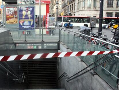 Acceso cerrado a la estaci&oacute;n de Rodalies en Pla&ccedil;a de Catalunya.