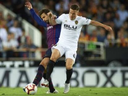 El Barça afronta la final de Copa sin esconder su depresión tras Anfield, mientras que para el Valencia resultaría un título mayúsculo